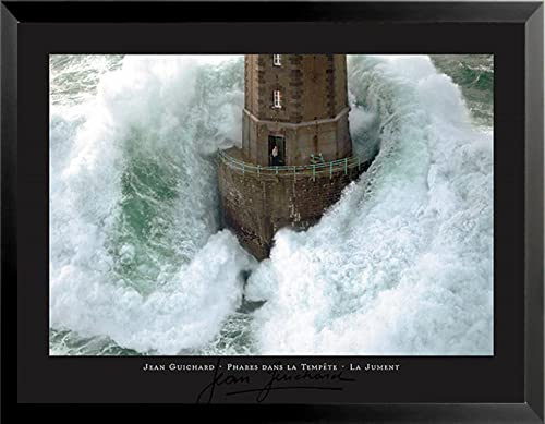 BUY ART FOR LESS Gerahmtes La Jument Phares Dans La Tempete Leuchtturm-Foto von Jean Guichard, 80 x 59 cm, Kunstdruck, Poster, Wanddekoration, berühmtes Bild, Leuchtturm mit stürzender Welle, Mann