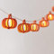 Lights4fun 10er LED-Kürbis-Lichterkette aus Holz – batteriebetriebene Herbst-Deko für den Innenbereich – mit praktischem Timer – Halloween-Dekoration für Kinder & Erwachsene