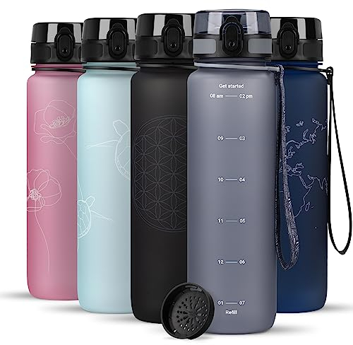 720°DGREE Trinkflasche 1l mit Motivationsskala “uberBottle“ +Sieb - Dicht, Leicht, BPA-Frei, Bruchsicher - Wasserflasche für Uni, Sport, Fitness, Fahrrad, Outdoor - Tritan Sportflasche - Grau