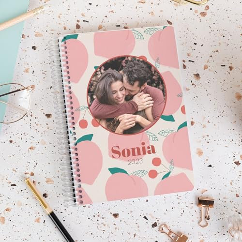 Wanapix | Wochenplaner 2025-2026 Personalisierung | Terminplaner 2025/26 A5 | Tages- oder Wochenplaner 2025-2026 | Terminplaner A5 Spirale | 100% Personalisiert