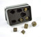 shibby 7 polyedrische Metall-Würfel für Rollen- und Tabletopspiele in Steampunk Gold-Optik inkl. Aufbewahrungsbox