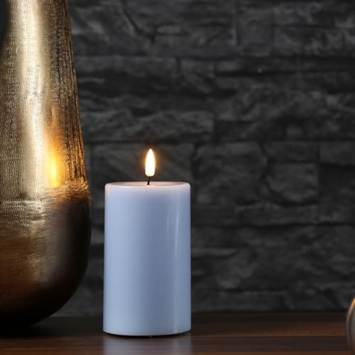 MARELIDA LED Kerze Echtwachs Deluxe Homeart Stumpenkerze mit realistischer 3D Flamme mit Wachsspiegel hellblau Indoor (D: 7,5cm - H: 12,5cm)