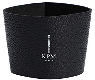 KPM Berlin KURLAND Ledermanschette für To-Go Becher Kaffeebecher Porzellan von KPM Berlin, schwarz mit weißem Logo