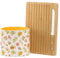 THUN, Set à découper en bois, couteau et sac à pain en bambou et acier inoxydable, porte-pain 100% coton, collection Happy Country Idée cadeau pour cuisine, planche à découper 35 x 25 x 1,5 cm
