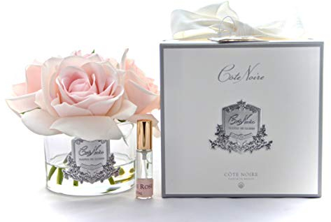 Cote Noire Cinq Roses Parfumées Dans Un Vase En Verre Clair 5 rose française rose