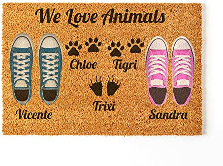 Felpudo Personalizado para la Entrada de Casa | Personaliza tu Felpudo junto a tu Pareja y Mascotas | 70 x 40 cm | Felpudos Originales y Divertidos en 100% Fibra de Coco | Pareja + 3 Mascotas
