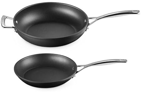 LE CREUSET 51802000010002 - Juego de sartenes planas antiadherentes de aluminio (24 cm y 28 cm, aptas para todo tipo de fuegos, incluida inducción), color gris y plateado