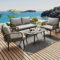 Gartenmöbel Set mit 2-Sitzer Loungesofa, Zwei Sesseln und Tisch mit Glasplatte in Holzmaserung-Optik, Outdoor Sitzgruppe mit dick gepolsterten Kissen, Stahlgestell, wetterfestes Seilgeflecht
