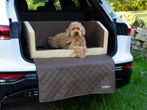 CopcoPet - Travel Bed Hundebett für Kofferraum 100x90x38cm Kunstleder - Kofferraumschutz Hund wasserabweisend & Kratzfest - Hundebett Auto Anschnallsystem & Schutzdecke - Reisebett Hund Mocca