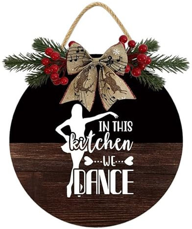 In This Kitchen We Dance Schild Rustikaler runder Holzkranz Dekoration, Holzdekorationen, Küchenzeile, Station, Wandschild, Zuhause, Familie, Bauernhaus, Geschenk für Winter, Weihnachten, 30,5 cm