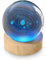 CSL-Computer Gravur Universum – LED Crystal ball - RGB Light Nachtleuchte – K9 Kristall Durchmesser 6 cm – mit Holzsockel - 5V USB Stromversorgung