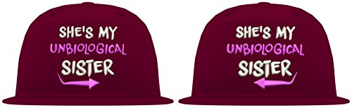 TRVPPY 5-Panel Snapback Partner Cap Modell SHE is My Unbiological Sister/Farbe Weiß-Burgundy/mit hochwertigem Stick/Verstellbarer Verschluss