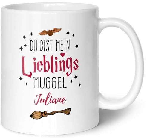 GRAVURZEILE Bedruckte Tasse mit Spruch - Du bist mein Lieblingsmuggel - Personalisiert mit Namen - Tasse mit Spruch als Geschenk für Fantasy Fans - Zauberhafte Geschenke - Farbe: Weiß mit Name