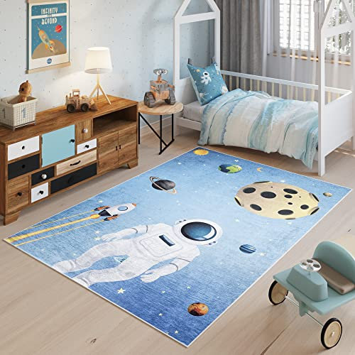TAPISO Emma Teppich Waschbar bei 30 Grad Weltraum Astronaut Planeten Rakete bedruckter Kinderteppich Antirutsch Kinderzimmer Jugendzimmer Modern ÖKO-TEX 140 x 200 cm