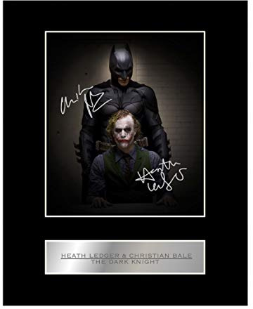 Signiertes Foto von Heath Ledger und Christian Bale mit Passepartout, The Dark Knight mit Autogramm