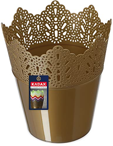 KADAX Spitzen-Blumentopf aus Kunststoff, 9 Farben, Blumentopf mit Spitzenmotiv, Blumentopfschutz für Büro, Topf, Gartenschale, Blumenkübel, Übertopf (⌀ 14,5cm, Niedrig, Gold)