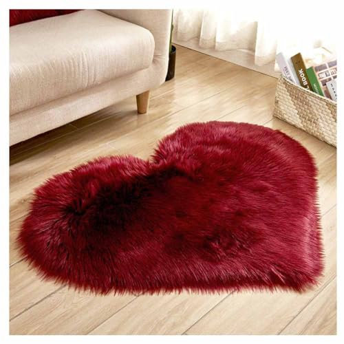 SHTGOI Fellteppich Herzförmig Flauschiger Teppich Weicher Zottelteppich Lammfell Schaffell Teppich Kunstfell Stuhlkissen Tannenbaum Matte für Wohnzimmer Sofa Schlafzimmer Boden 70 * 90cm Weinrot