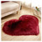 SHTGOI Fellteppich Herzförmig Flauschiger Teppich Weicher Zottelteppich Lammfell Schaffell Teppich Kunstfell Stuhlkissen Tannenbaum Matte für Wohnzimmer Sofa Schlafzimmer Boden 70 * 90cm Weinrot