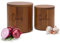 HOMEWOOD Contenitori per Cipolle & Aglio Set da 2 – Contenitori impilabili in legno di acacia per ortaggi – Vasi per cipolle & vasi per aglio per la cucina - Incisione in Inglese