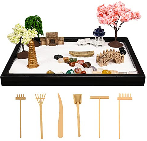 Yoquare Mini kit de Jardin Zen – 25,4 x 17,8 cm – Jardin Zen amélioré pour Bureau avec 18 Accessoires de décoration de Jardin Inclus bac à Sable, râteau de Jardin Zen, Arbres, pagode, Pont, pavillon,