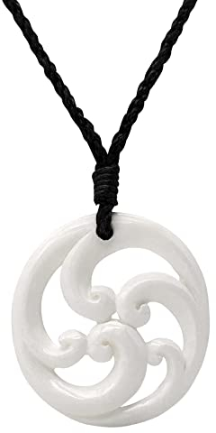 81stgeneration Handgeschnitzte Knochenfamilie Fünf Koru Spiralanhänger Halskette | Verstellbare Kordelkette für Herren | Farnwedel-amulett im Maori-Stil für Damen
