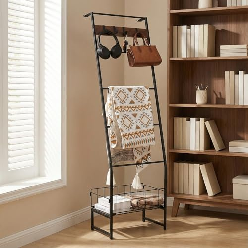 PapeFolicer Metal Blanket Ladder with Basket, 5 Tier Rustic Blanket Rack with Hooks for Living Room, Bedroom, Farmhouse Decor – 5.2ft Wall Leaning Ladder Shelf for Blankets, Towels & Throws