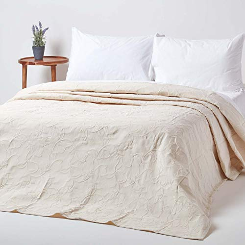 HOMESCAPES White Cotton Rich Metelassé Textured Cream Bedspread with Floral Pattern, Single