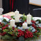 Lights4fun 50cm Adventskranz mit roten Beeren inkl. Kerzenhalter und 4er Set TruGlow® LED Kerzen