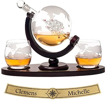 AMAVEL Whiskyset mit Glaskaraffe Globus und Holztablett mit gravierter Plakette und 2 Whiskygläsern mit gravierter Weltkarte, Personalisiert mit Namen