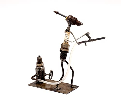 Brillibrum Design Metallmännchen Feuerwehrmann | Handmade | Variante Feuerwehr 1 | Upcycling Zündkerzenfigur | 16x6x16 cm