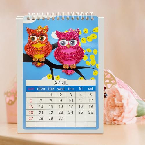 DIY Diamond Art Painting Schreibtischkalender 2025, Kreatives Eulen-Design mit Ständer, Diamant-Kunst-Malerei, Adventskalender, Diamantkunst-To-Do-Listenkalender für Familie & Freunde, Cartoon-Eule-01