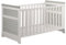 ALMA Sicheres Babybett 70x140 cm in Pinie massiv, Weiß / Grau - Funktionales Baby Gitterbett mit höhenverstellbarem Lattenrost - 79 x 84 x 149 cm (B/H/T)