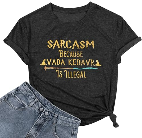FASHGL Magisches T-Shirt für Damen, lustig, Sarcasmus, Buchstabe, Grafik, lässig, Urlaub, Magie, Schule, kurzärmeliges Oberteil, Dunkel_Grau, Mittel
