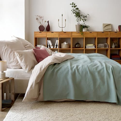 URBANARA Eviera Tagesdecke 180x200 cm I 100% Baumwolle (BCI) Made in Portugal Weich & Atmungsaktiv I Sofa Bett-Überwurf Couchdecke Wohndecke Kuscheldecke Plaid Bedspread Oeko Tex 100 I Salbeigrün