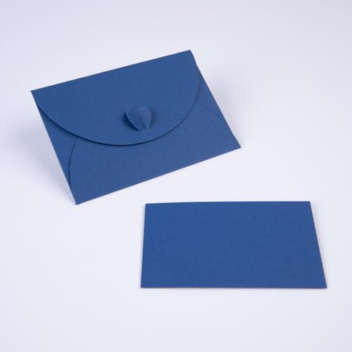 PresentFill® 50 Mini Briefumschläge mit Karten – Saphir Blau – Kleine Umschläge Mini mit Herz Verschluss und Blanko Karten aus 100% Recycling Kraftpapier zum Selbst gestalten und beschriften