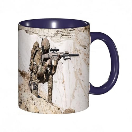 EKLMPS Becher aus Keramik, Ideal als Geschenk, Hochwertiger Aufdruck, Tasse mit Motiv, Tee Becher, Coffee Cup, 330ml,Einsamer Soldat in einer Wüstenlandschaft mit voller Ausrüstung und Zielen. Konzept