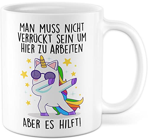 Tasse Büro Geschenk, Man muss nicht verrückt sein um hier zu arbeiten - Aber es hilft Geschenkidee Kollegen Kaffeetasse mit Spruch lustig Kaffee-Becher Willkommen Kollegin Arbeit (Weiß)