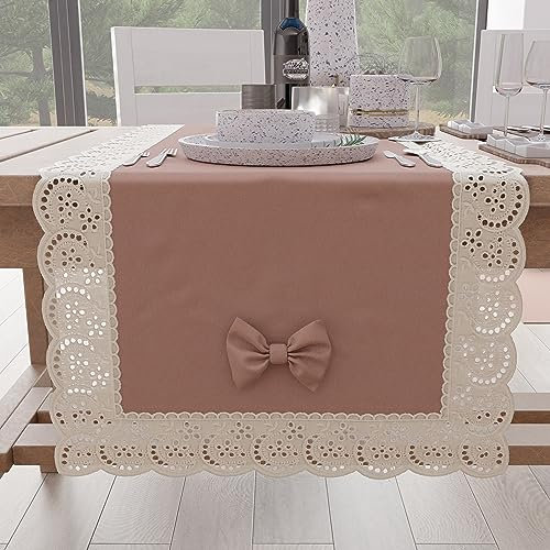 PETTI Artigiani Italiani - Runner Tavola Elegante di Cotone, per Tavolo Cucina, Soggiorno, Sala da Pranzo, Tovaglie in Tinta Unita con Balza in Pizzo Sangallo e Fiocchi 40x140 cm, Cipria