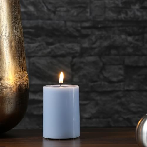 MARELIDA LED Kerze Echtwachs Deluxe Homeart Stumpenkerze mit realistischer 3D Flamme mit Wachsspiegel hellblau Indoor (D: 7,5cm - H: 10cm)