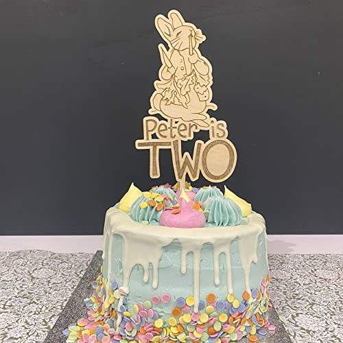 Luck and Luck Tortenaufsatz, Motiv: Peter Hase, personalisierbar, 1. Geburtstag, Holz-Kuchenaufsatz, Kinder-Kuchenaufsatz, Peter-Hasen-Party-Kuchendekoration, Kuchendekorationen