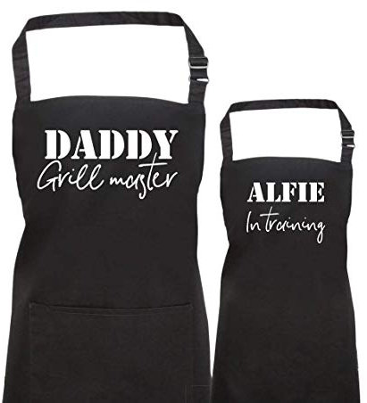Pomchick Personalised Family Apron Grill Master Daddy Child in Training Son Daughter Kitchen Cooking BBQ Gift for Him Dad Daddy Father Uncle Grandad Son Daughter Christmas Father’s Day