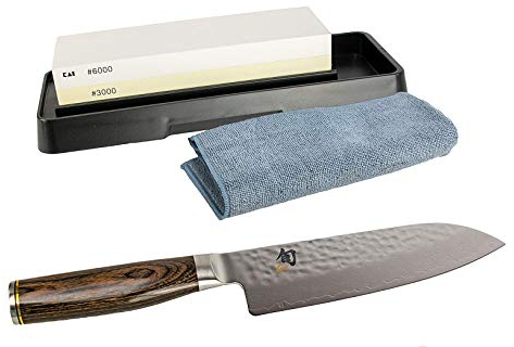 Kai Shun Premier Tim Mälzer Geschenkset |TDM-1702 Santoku-Messer Damastklinge (32 Lagen) 18 cm Klinge | + Kai-Schleifstein AP-0316 mit 3000/6000 Körnung+ Premium- Poliertuch
