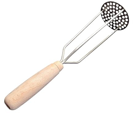Woden World - En potatisstöt i metall med trähandtag och en rund, perforerad spets. För att mosa potatis och andra grönsaker.