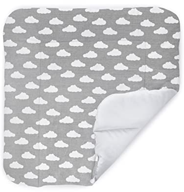 Balbina® Wickelunterlage aus Baumwolle weiche Wickeltischauflage für Wickelkommoden waschbar 75x85 I Wolken auf Grau