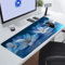 Tapis de Souris Gaming Fleurs Bleu Clair XXL Mouse Pad, Grand Tapis Bureau avec Base Anti-Dérapage, Extended Long Clavier Pad Large Mousepad pour PC Gamer et Le Bureau 700x400x3 mm