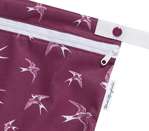 Windelmanufaktur Wetbag, atmungsaktive und wasserabweisende Nasstasche - Made in Germany (klein, Purpurschwalben)