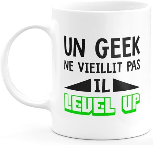 quotedazur - Mug Anniversaire Geek - Un Geek Ne Vieillit Pas Il Level Up - Tasse Cadeau Anniversaire Nerd - Blanc/Céramique