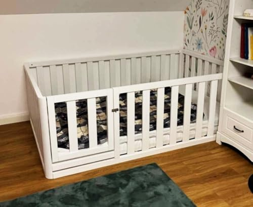 Mandrele - Montessori Bett, Bodenbett mit Türen, Rausfallschutz, Kinderbett aus Kiefernholz für Jungen und Mädchen, Laufstall, Laufgitter, 120x200 cm, Weiß