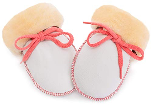 Niedliche Baby Lammfell-Fäustlinge von CHRIST - Unisex (für Jungen, Mädchen, Kleinkind, Kinder bis 18 Monate) mit Verbindungs-Band, warme Winter-Handschuhe in beige mit rosa Garn