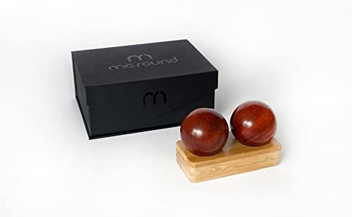 Zwei edle Maidu Holzkugeln 45 mm zur Entspannung der Hände – auf einem Bambusträger – in der Schmuckschachtel/Geschenkverpackung - Qi Gong – Handschmeichler – Handkugeln – Handtherapie